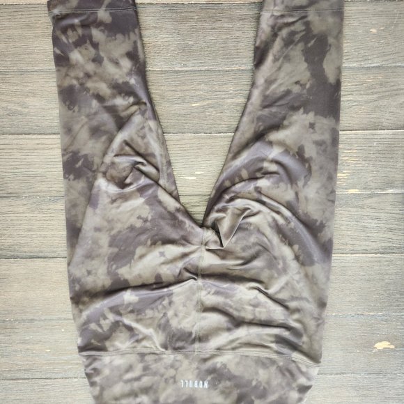 NOBULL Cropped Leggings - Picture 4 of 5